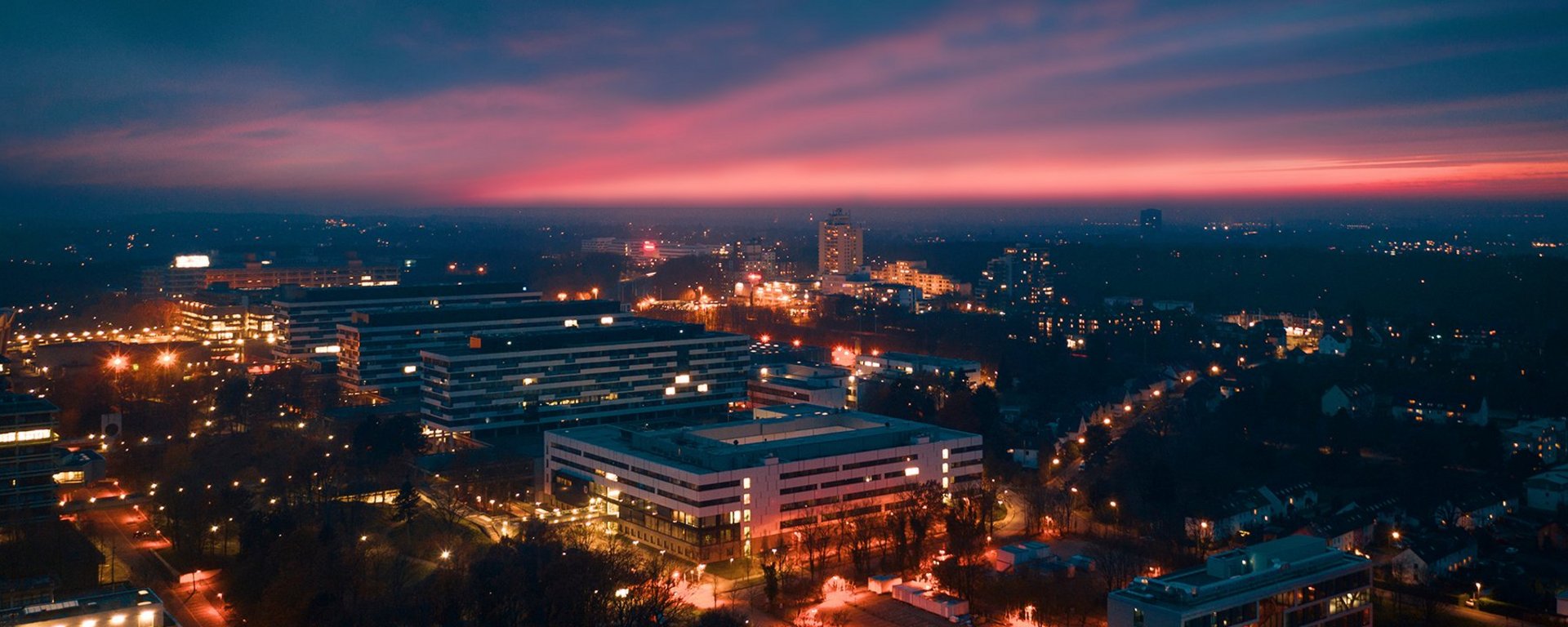 Gebäude I-Reihe der Ruhr-Universität Bochum bei Nacht