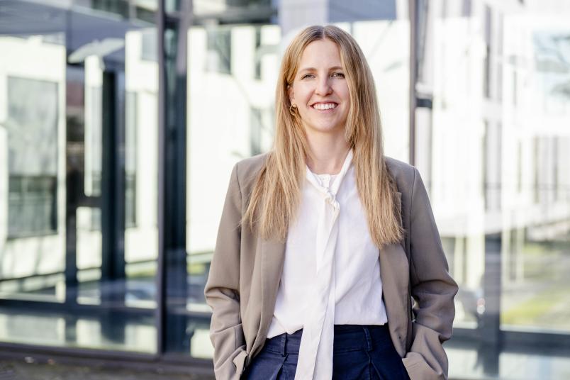 Langer Sophie vor einer Glasscheibe